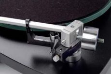Thorens  TD 309 Na g�rze centralnego bloku wida� �rub�, za pomoc� kt�rej mocuje si� na miejscu
rurk� - dzi�ki temu mo�na ustawi� overhang i azymut.